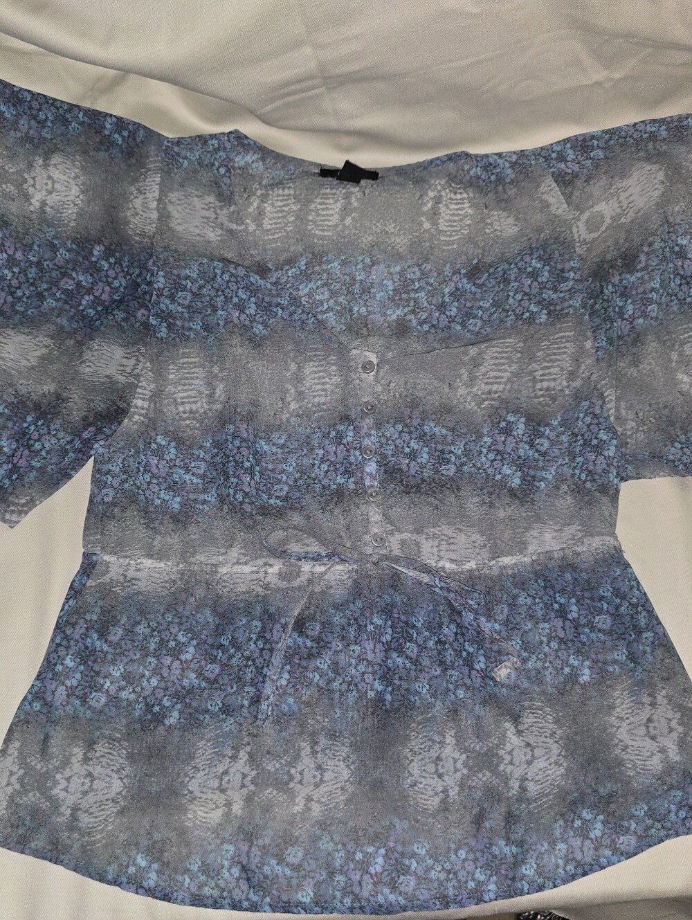 Forever 21 sz Small semi sheer kimono sleeve blouse a tie at the waist 